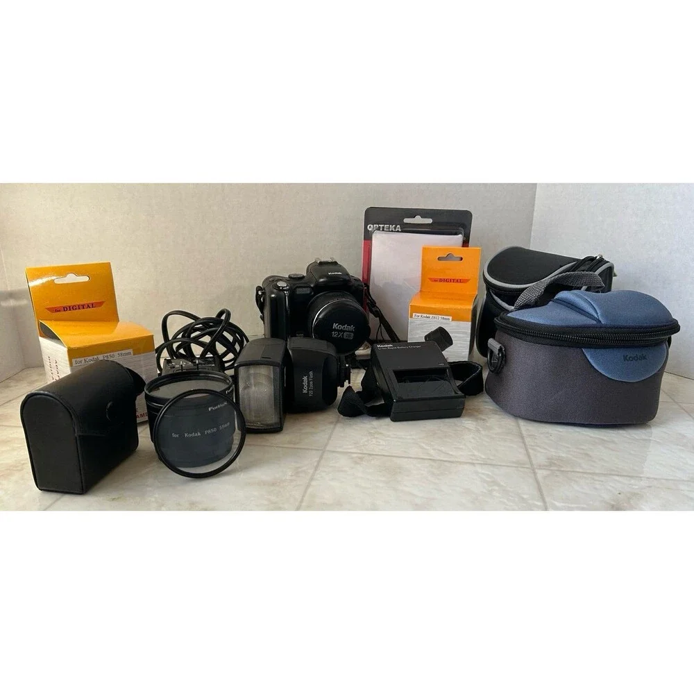 Bundle Kodak EasyShare P712 7.1MP Digital Camera with 12x Optical Zoom